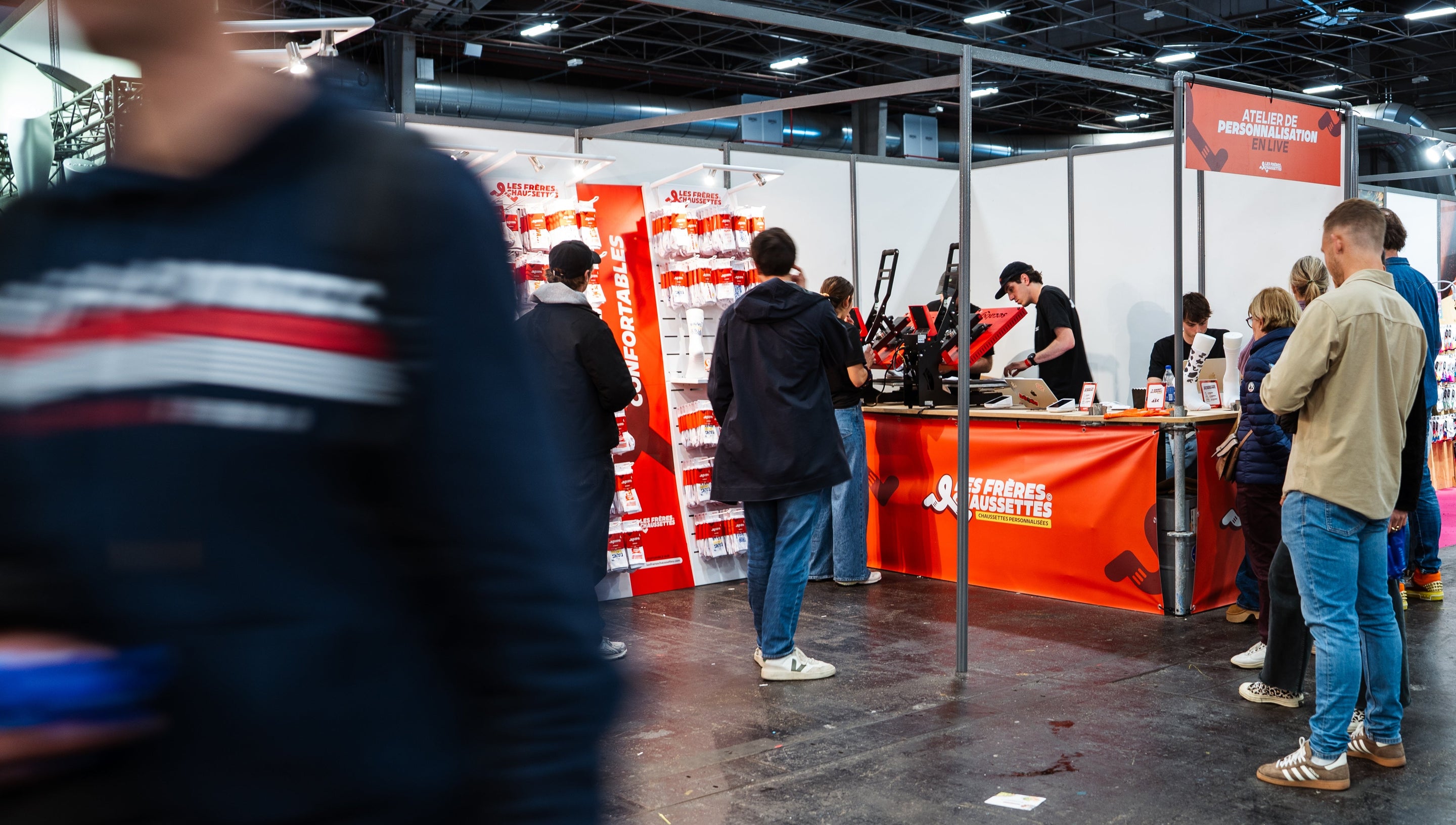 Le stand Les Frères Chaussettes, atelier de personnalisation en live