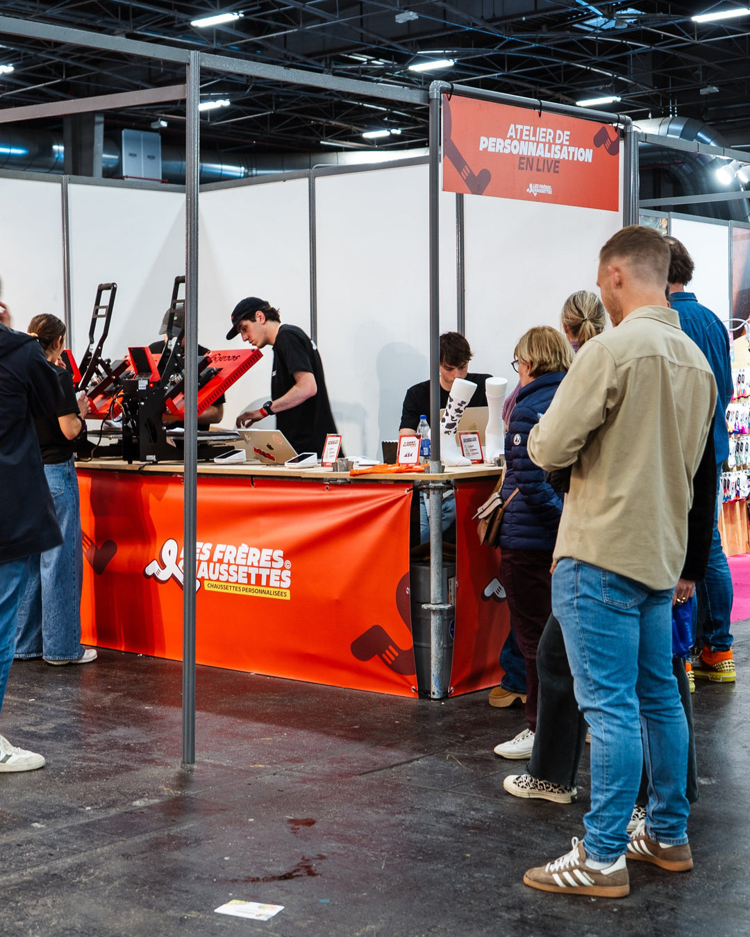 Le stand Les Frères Chaussettes, atelier de personnalisation en live